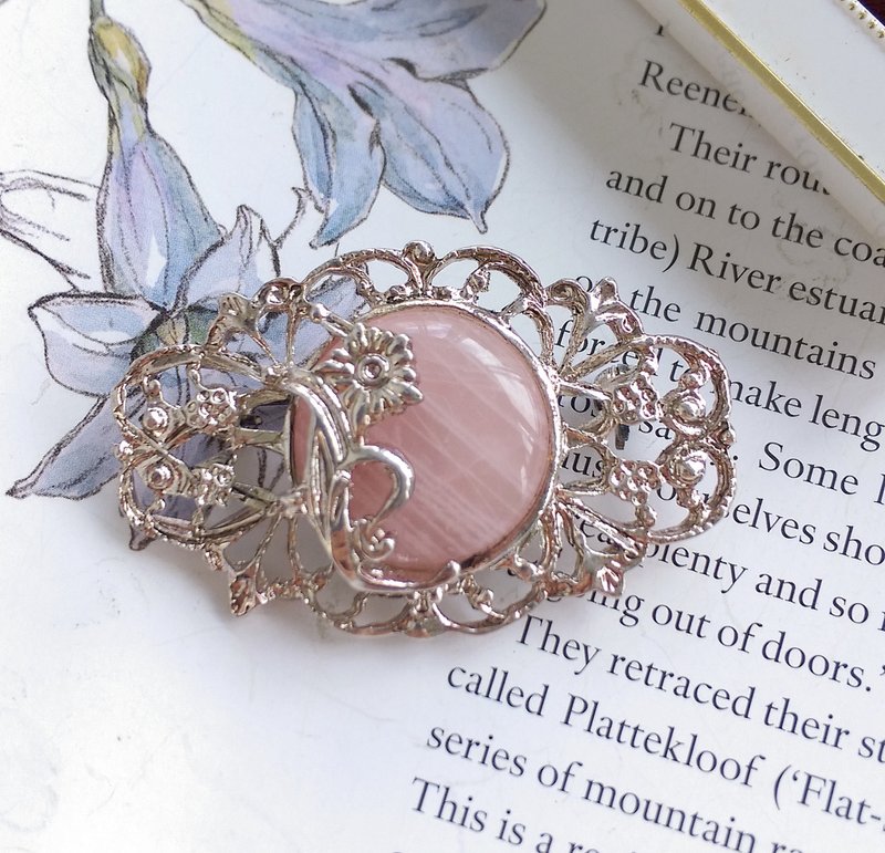 Vintage Jewelry 西洋古董飾品 優美 簍空 花葉 粉石 別針 - 徽章/別針 - 其他金屬 金色