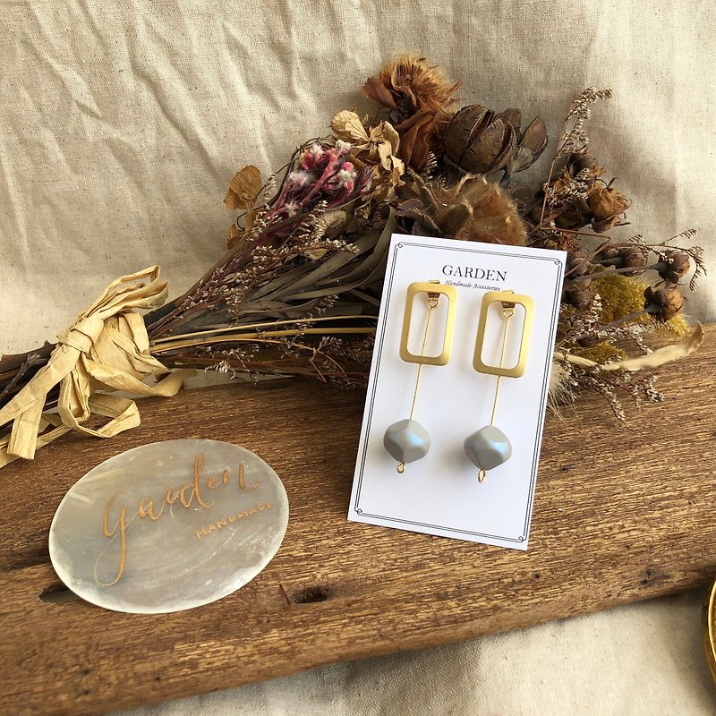 Fog box illusion gold beads earrings - สร้อยข้อมือ - ทองแดงทองเหลือง สีเงิน