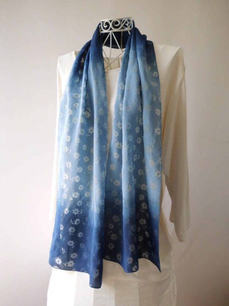 Indigo dye (small flower pattern) ♪ use all season Rayon stole - Scarves - Other Materials Blue