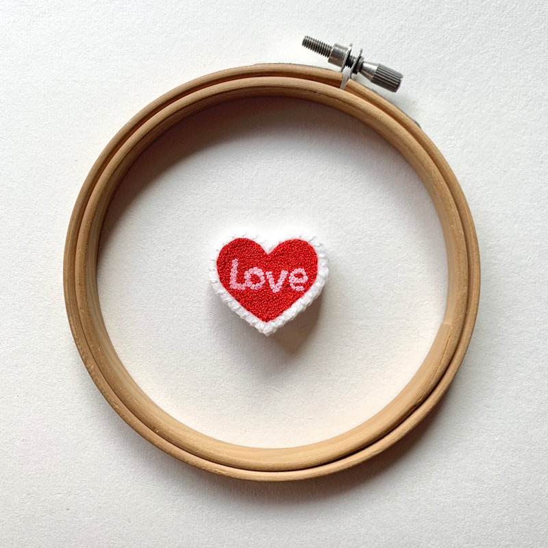手刺繍 | スウィートハートラブブローチ - ブローチ - 刺しゅう糸 レッド