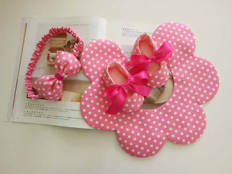 粉底白點點彌月禮物 嬰兒鞋+髮帶+圍兜 - 彌月禮盒 - 棉．麻 粉紅色