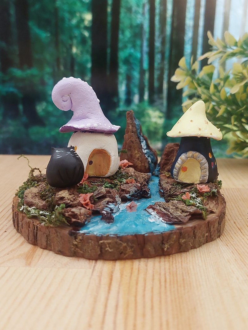 Cat’s Mushroom House-Group E - Items for Display - Other Materials Multicolor