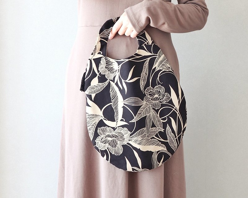 Moist flower lover pattern for adults tamago tote medium (black flower) - Handbags & Totes - Cotton & Hemp Black