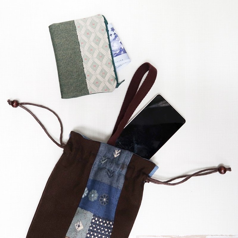 Blue drawstring bag - กระเป๋าถือ - ผ้าฝ้าย/ผ้าลินิน สีนำ้ตาล