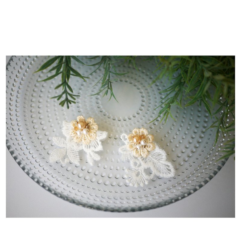Flowers are not flowers | Asymmetric | Pierced earrings | pierced earrings - Earrings & Clip-ons - Other Materials White