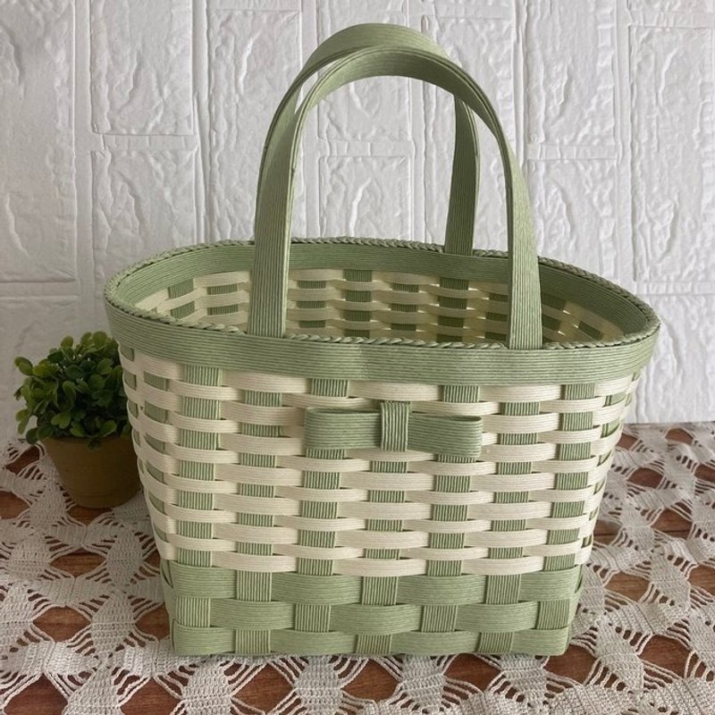 【SALE】小さな可愛いリボンがアクセント　爽やかなグリーンとバニラホワイトのクラフトバンドかごバッグ　バスケット　インテリア　収納　ナチュラル - 手提包/手提袋 - 紙 綠色