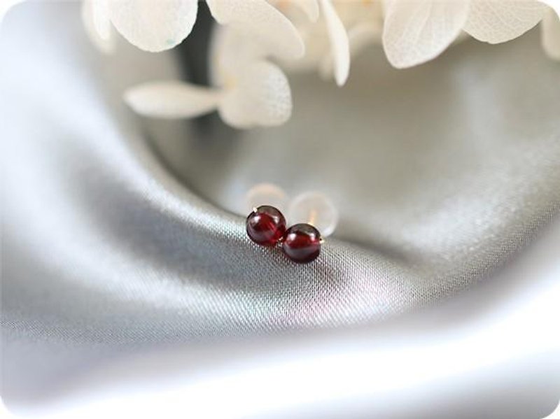 Symbol of fruit fulfillment fruit Garnet screw thread stud earrings January birthstone 4 mm - Earrings & Clip-ons - Gemstone Red