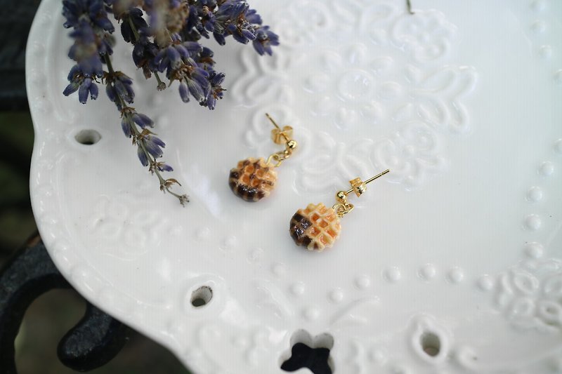 Lattice muffin ear pin earrings (can make up the difference to change the clip) - ต่างหู - ดินเหนียว สีนำ้ตาล