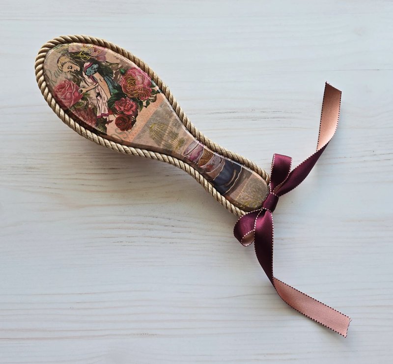 Alice in Wonderland handmade round decoupage hairbrush - 髮夾/髮圈 - 木頭 卡其色