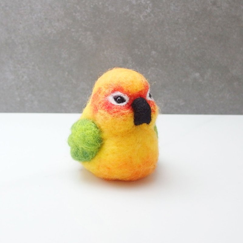 Wool felt gold sun parrot pill [feiwa 霏 hand made] doll (welcome to order your bird) - ตุ๊กตา - ขนแกะ สีเหลือง