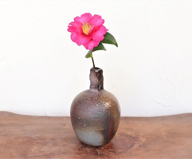 Bizen ware single flower vase ball (medium) h2-100 - Shop soubeegama Pottery  u0026 Ceramics - Pinkoi