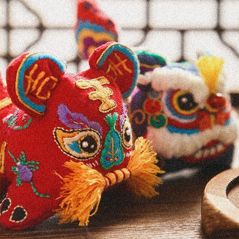 民族風新年禮物 手工繡製布老虎玩偶 醒獅吉祥物 護身符香囊 公仔 - 公仔模型 - 棉．麻 
