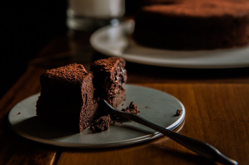 Classic Chocolate Chocolate Cake - เค้กและของหวาน - อาหารสด สีนำ้ตาล