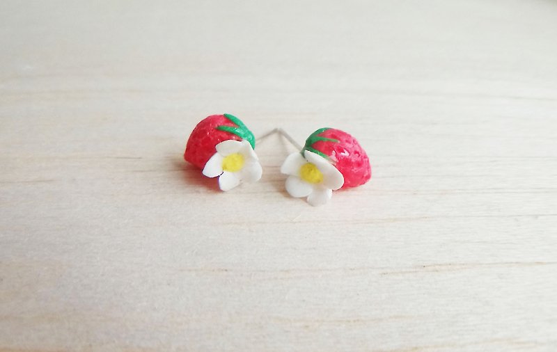 Strawberry white flower sterling silver earrings / ear clip - ต่างหู - ดินเหนียว สีแดง