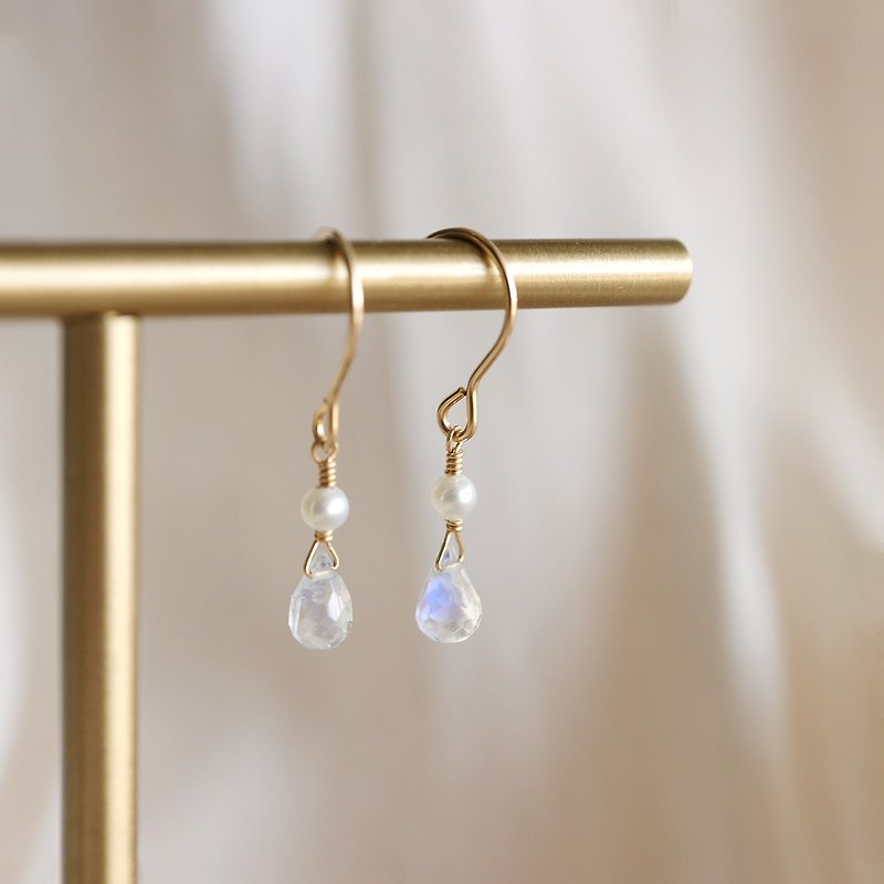 14KGF Moonstone×Pearl Natural Stone Earrings Mini Short - Earrings & Clip-ons - Gemstone Transparent