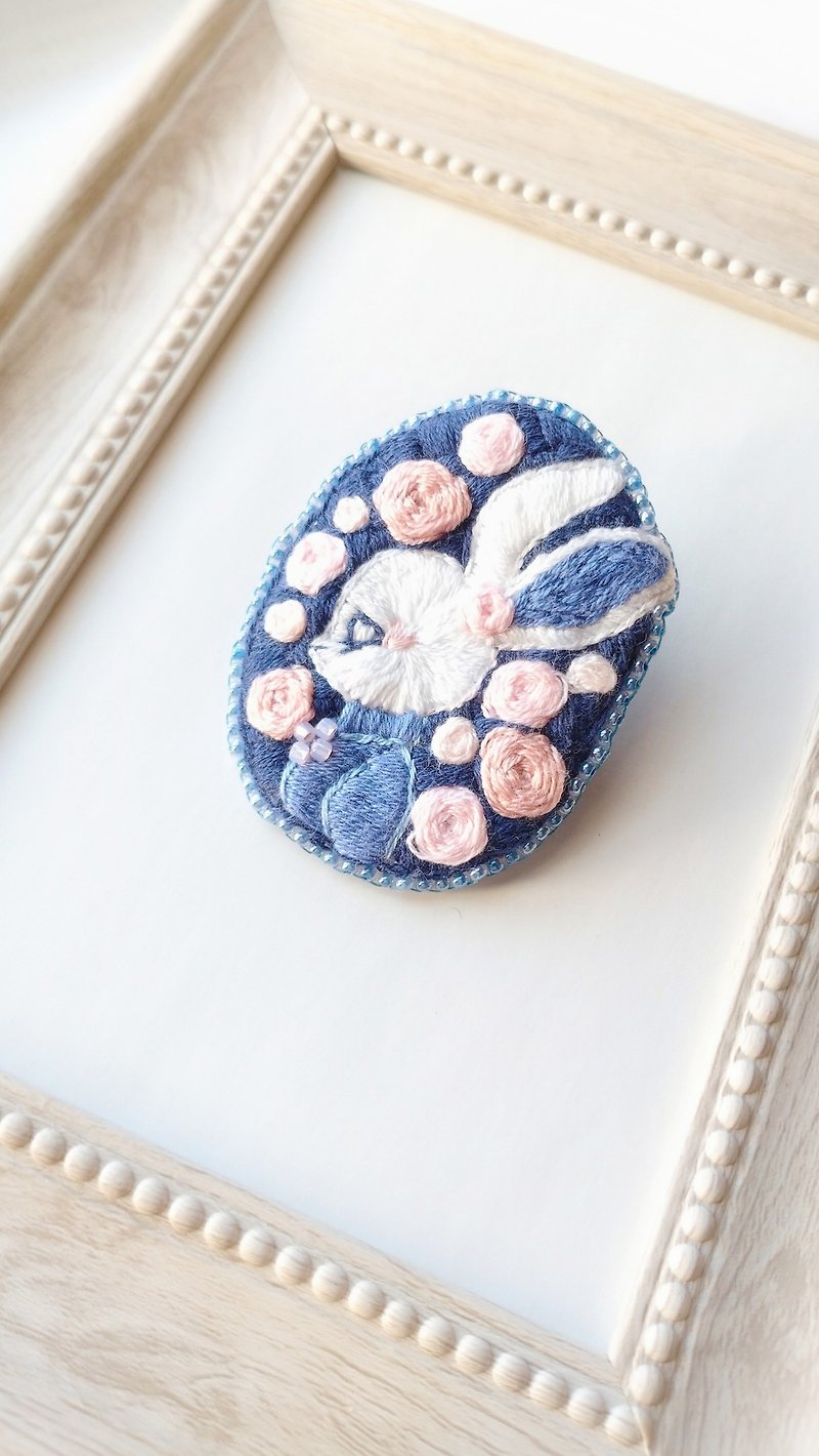 Rabbit and Rose Embroidered Brooch【Blue】 - เข็มกลัด - งานปัก สีน้ำเงิน