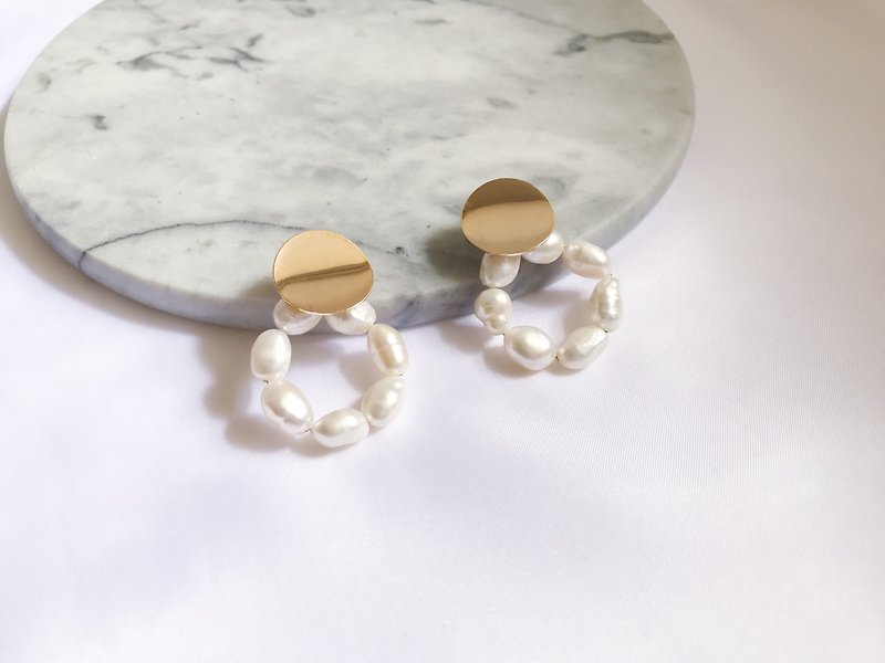 Pearl Hoop Earrings - ต่างหู - วัสดุอื่นๆ ขาว