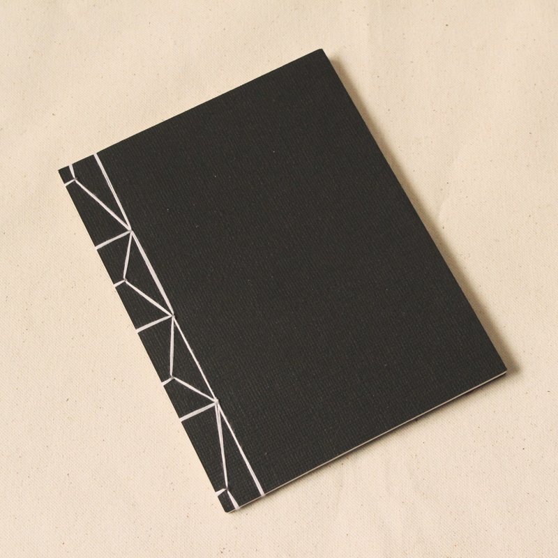 【城市說夢人 】手縫筆記本 壓紋紙封面 空白內頁 線裝書 手工書 - 筆記本/手帳 - 紙 黑色