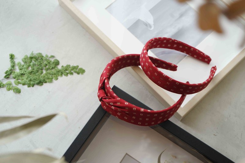 古董領帶改製手工髮箍-Burberry-耶誕紅-蝴蝶結/窄版-交換禮物 - 髮箍/髮帶 - 絲．絹 紅色
