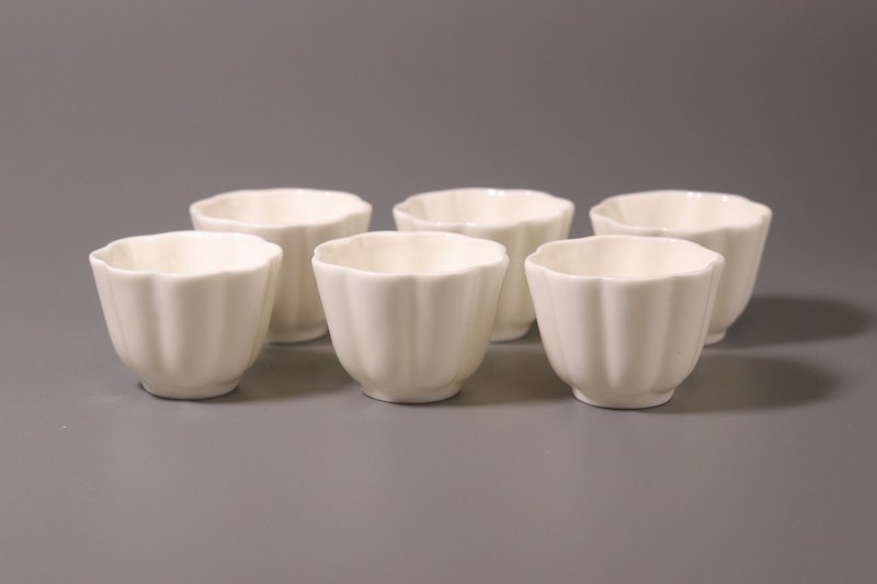 Dunmu Kiln Dehua die-engraved printed jade porcelain cups with small melon edges come in a set of six - ถ้วย - เครื่องลายคราม ขาว