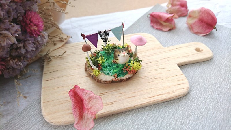 Cobu two cats ◆ cats micro-King - cats and flags landscaping ◆ - Items for Display - Clay Multicolor
