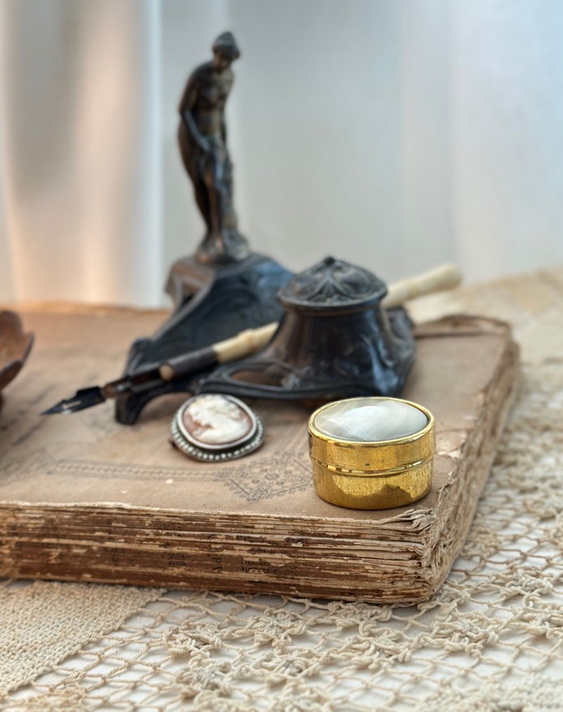 S已售-典雅法國古董珍珠母貝圓型銅盒 - 居家收納/收納盒/儲物盒 - 銅/黃銅 