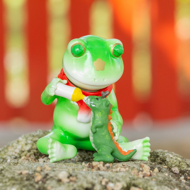 Frog feeding milk to a baby dragon of the Dragon zodiac sign - ของวางตกแต่ง - พลาสติก สีเขียว