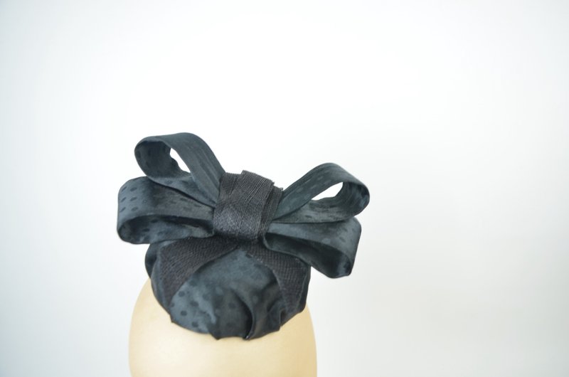 Pillbox Hat with Large Bow in Black Polka Dot Statement Burlesque Vintage - เครื่องประดับผม - วัสดุอื่นๆ สีดำ