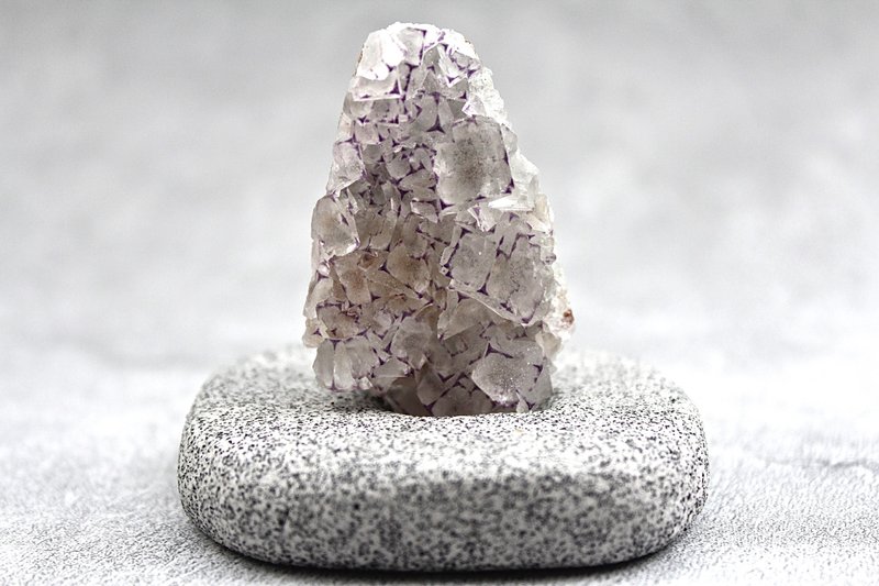 石栽 SHIZAI 紫框螢石原礦-含底座 - 擺飾/家飾品 - 石頭 紫色