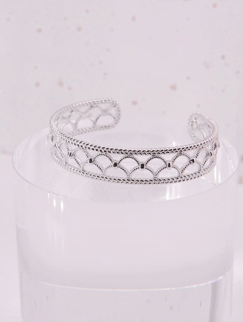 Flawless Treasure—Simple and Fashionable Silver and White Hollow Bracelet Girls Ritual Gift - สร้อยข้อมือ - วัสดุอื่นๆ 