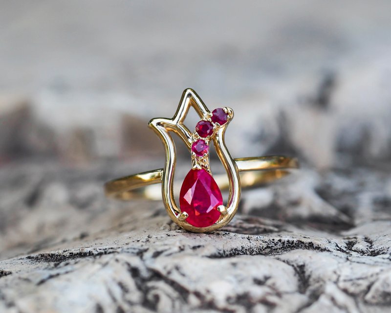 14 kt  gold ring with ruby and side rubies. Golden tulip gold ring. - 戒指 - 貴金屬 金色