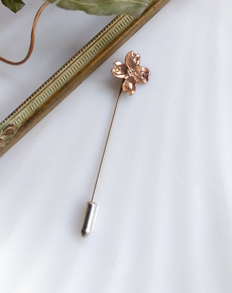 レッドブロンズの小片Dendrobenthamia小さな針編み針キャップワード。西洋のアンティークジュエリー - バッジ・ピンズ - 金属 ゴールド