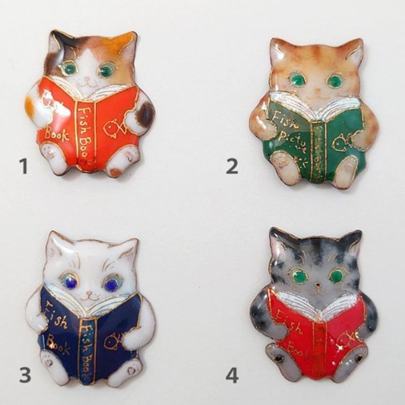 Autumn Reading Cat Cloisonne Mini Brooch - เข็มกลัด - โลหะ หลากหลายสี