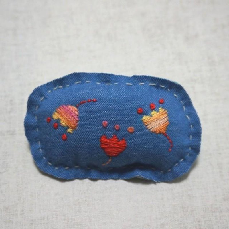 Hand embroidery broach "flower" - Brooches - Thread Blue
