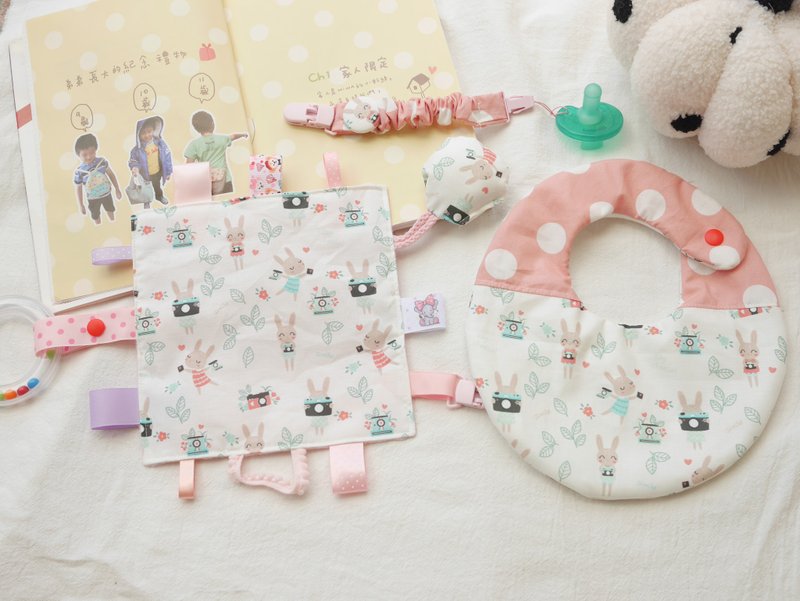 Six-fold gauze saliva towel comfort towel hand rattle detachable pacifier chain Miyue gift box photo rabbit rabbit - ของขวัญวันครบรอบ - ผ้าฝ้าย/ผ้าลินิน สึชมพู