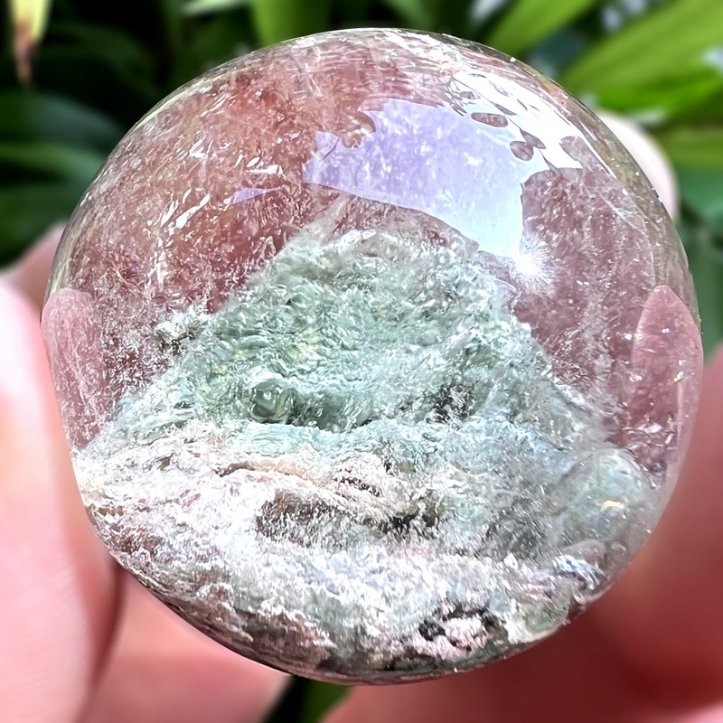 空中之城。水晶球 一圖一物 擺件 療癒 l 綠幽靈 石中石 全包球 l - 擺飾/家飾品 - 水晶 綠色