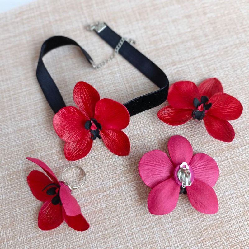 Orchid flower  jewelry set. Choker, ear clips, ring. Floral jewelry accessories - สร้อยคอ - วัสดุอื่นๆ สีแดง