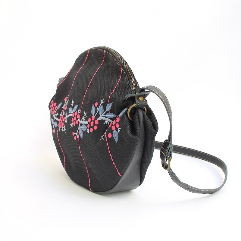 Wild Strawberry Embroidery / Shoulder Bag - กระเป๋าแมสเซนเจอร์ - เส้นใยสังเคราะห์ สีดำ