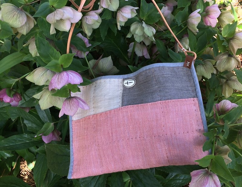 Hand-woven hemp shoulder bag quilt B - กระเป๋าแมสเซนเจอร์ - ผ้าฝ้าย/ผ้าลินิน 
