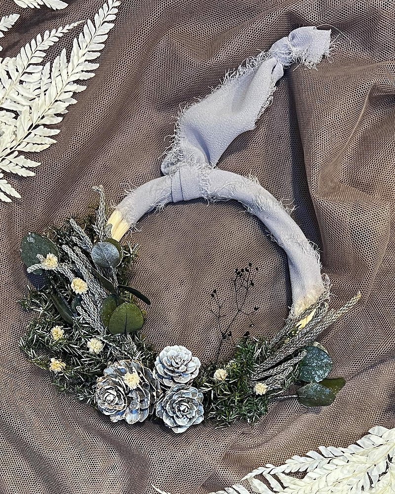 Silver and White Seasonal Snow Immortality Wreath - ช่อดอกไม้แห้ง - พืช/ดอกไม้ สีเงิน