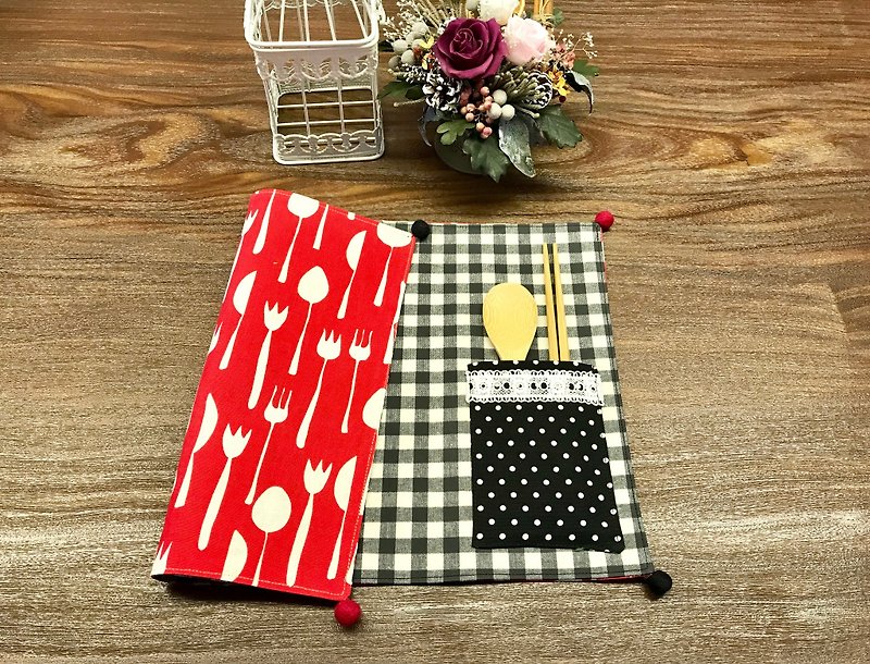 Waterproof Placemat - Can be stored out of the tableware - red knife and fork pattern - ผ้ารองโต๊ะ/ของตกแต่ง - ผ้าฝ้าย/ผ้าลินิน สีแดง