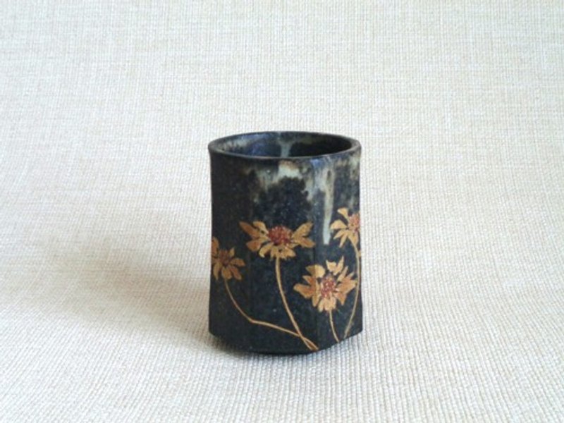 Octagonal teacup with gold-painted floral pattern - ถ้วย - ดินเผา สีดำ