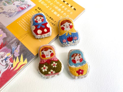 ロシア人形マトリョーシカ刺繍布ブローチ - ショップ kiku-kiku