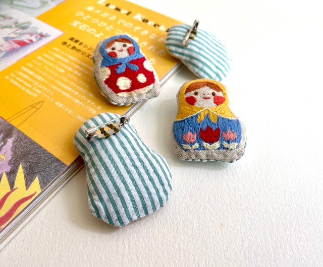 ロシア人形マトリョーシカ刺繍布ブローチ - ショップ kiku-kiku ブローチ - Pinkoi