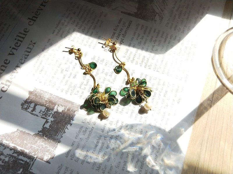 earring. Peacock Green Petal Pearl Resin Ear Pins Earrings Earrings - ต่างหู - เรซิน สีเขียว