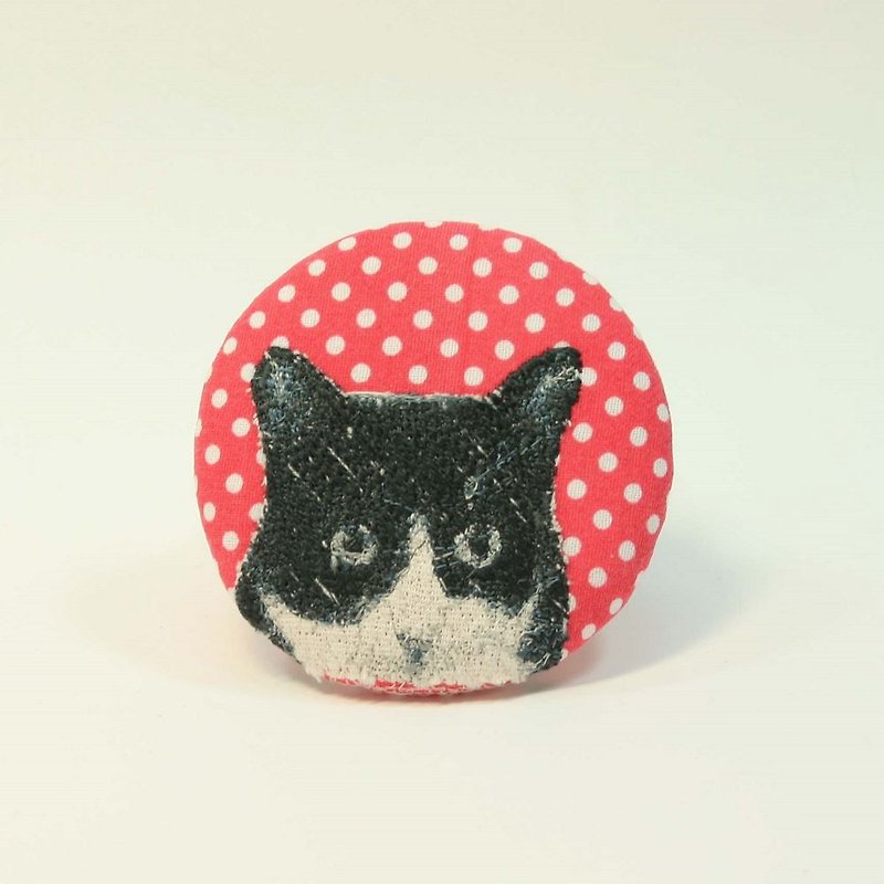 Embroidery Big Pin 04-Black and White Cat - เข็มกลัด - ผ้าฝ้าย/ผ้าลินิน สีแดง