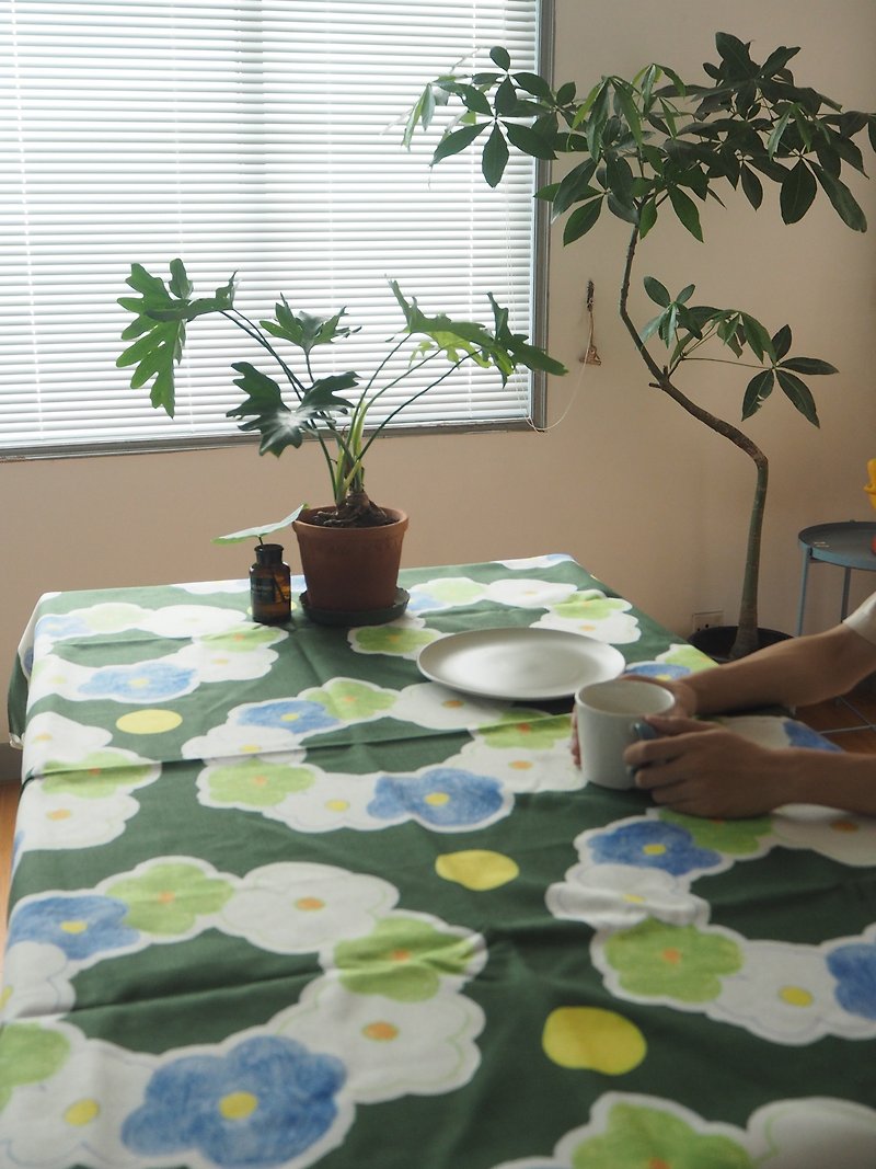 Comfortable green lucky flowers dot the tablecloth to make the home jumpy and quiet - ผ้ารองโต๊ะ/ของตกแต่ง - ลินิน สีเขียว