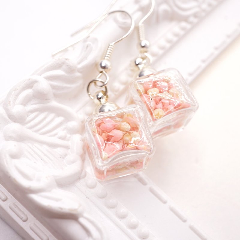 A Handmade pink hue Xia grass ice glass ball earrings - ต่างหู - พืช/ดอกไม้ 
