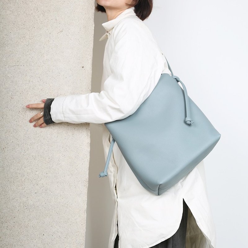 Recommended period blue and gray minimalist commuter elegant shoulder messenger handbag small square package hit color shoulder strap can be replaced original design Office pumping Shengtuo Te Tote shopping bag, | ancient leather good original design creat - Messenger Bags & Sling Bags - Genuine Leather Black
