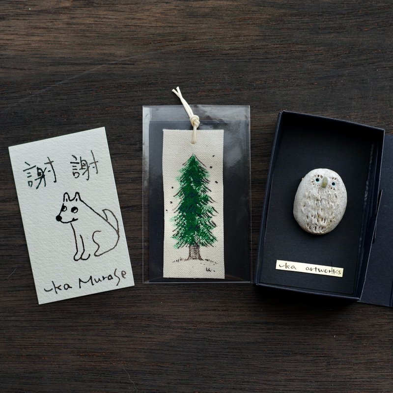 【Pinkoi オフラインイベント予約商品】貓頭鷹胸針及手繪書籤套 - 胸針 - 陶 白色